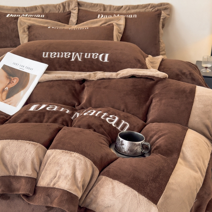 91家纺网 家纺一手货源 找家纺 苏木年华 2025新款230克高克重牛奶绒绣花四件套系列-曼德拉 曼德拉-咖色