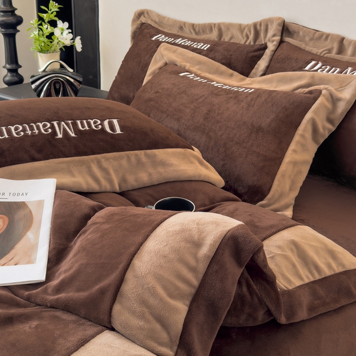 91家纺网 家纺一手货源 找家纺 苏木年华 2025新款230克高克重牛奶绒绣花四件套系列-曼德拉 曼德拉-咖色