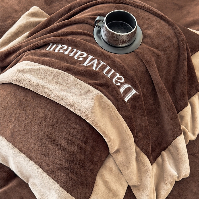 91家纺网 家纺一手货源 找家纺 苏木年华 2025新款230克高克重牛奶绒绣花四件套系列-曼德拉 曼德拉-咖色