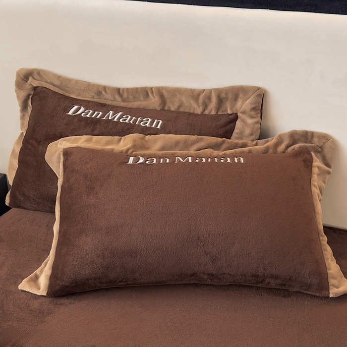 91家纺网 家纺一手货源 找家纺 苏木年华 2025新款230克高克重牛奶绒绣花四件套系列-曼德拉 曼德拉-咖色