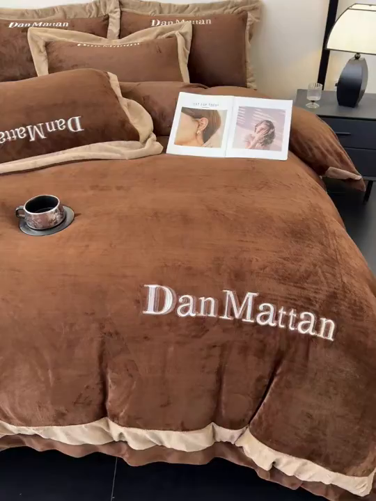 91家纺网 家纺一手货源 找家纺 苏木年华 2025新款230克高克重牛奶绒绣花四件套系列-曼德拉 曼德拉-咖色