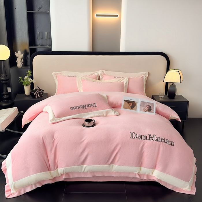 91家纺网 家纺一手货源 找家纺 苏木年华 2025新款230克高克重牛奶绒绣花四件套系列-曼德拉 曼德拉-粉色