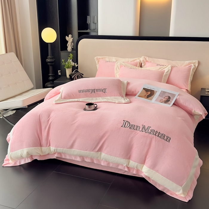 91家纺网 家纺一手货源 找家纺 苏木年华 2025新款230克高克重牛奶绒绣花四件套系列-曼德拉 曼德拉-粉色