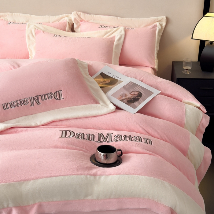 91家纺网 家纺一手货源 找家纺 苏木年华 2025新款230克高克重牛奶绒绣花四件套系列-曼德拉 曼德拉-粉色