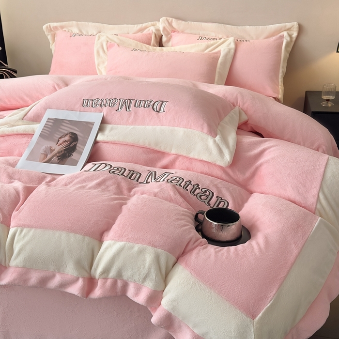 91家纺网 家纺一手货源 找家纺 苏木年华 2025新款230克高克重牛奶绒绣花四件套系列-曼德拉 曼德拉-粉色