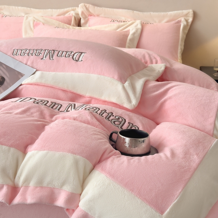 91家纺网 家纺一手货源 找家纺 苏木年华 2025新款230克高克重牛奶绒绣花四件套系列-曼德拉 曼德拉-粉色