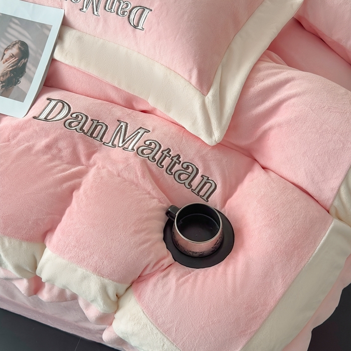 91家纺网 家纺一手货源 找家纺 苏木年华 2025新款230克高克重牛奶绒绣花四件套系列-曼德拉 曼德拉-粉色