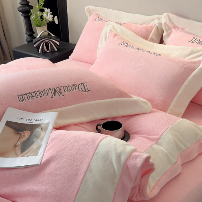 91家纺网 家纺一手货源 找家纺 苏木年华 2025新款230克高克重牛奶绒绣花四件套系列-曼德拉 曼德拉-粉色