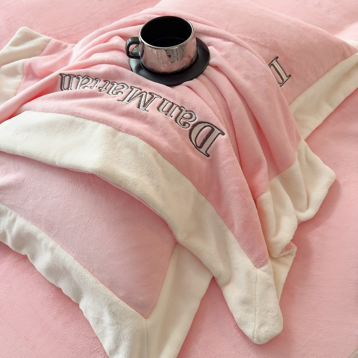 91家纺网 家纺一手货源 找家纺 苏木年华 2025新款230克高克重牛奶绒绣花四件套系列-曼德拉 曼德拉-粉色