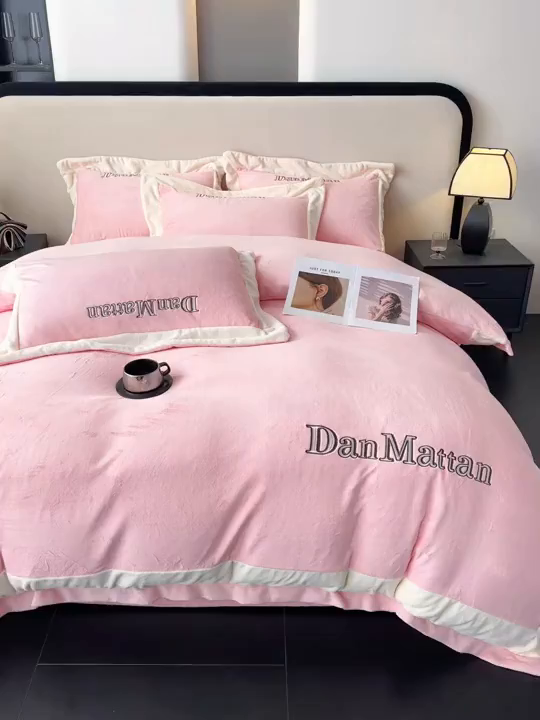 91家纺网 家纺一手货源 找家纺 苏木年华 2025新款230克高克重牛奶绒绣花四件套系列-曼德拉 曼德拉-粉色