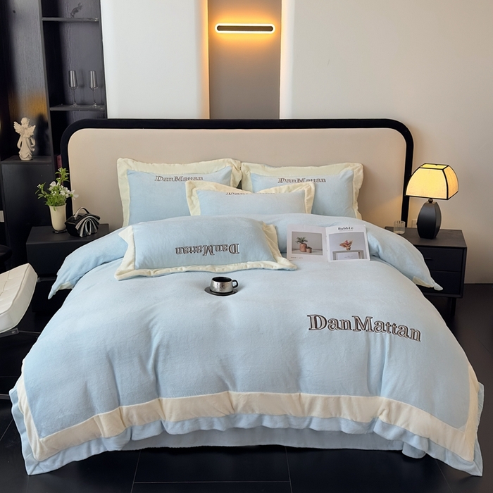 91家纺网 家纺一手货源 找家纺 苏木年华 2025新款230克高克重牛奶绒绣花四件套系列-曼德拉 曼德拉-浅蓝