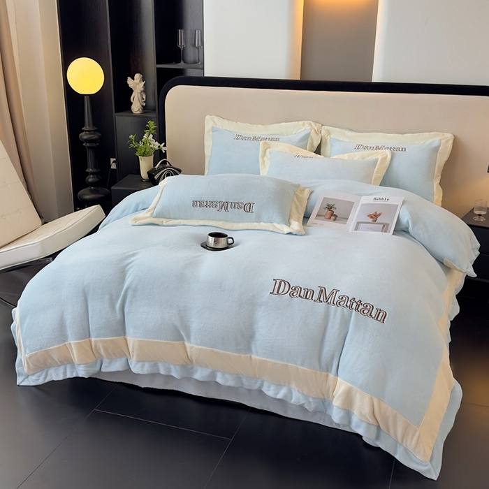 91家纺网 家纺一手货源 找家纺 苏木年华 2025新款230克高克重牛奶绒绣花四件套系列-曼德拉 曼德拉-浅蓝