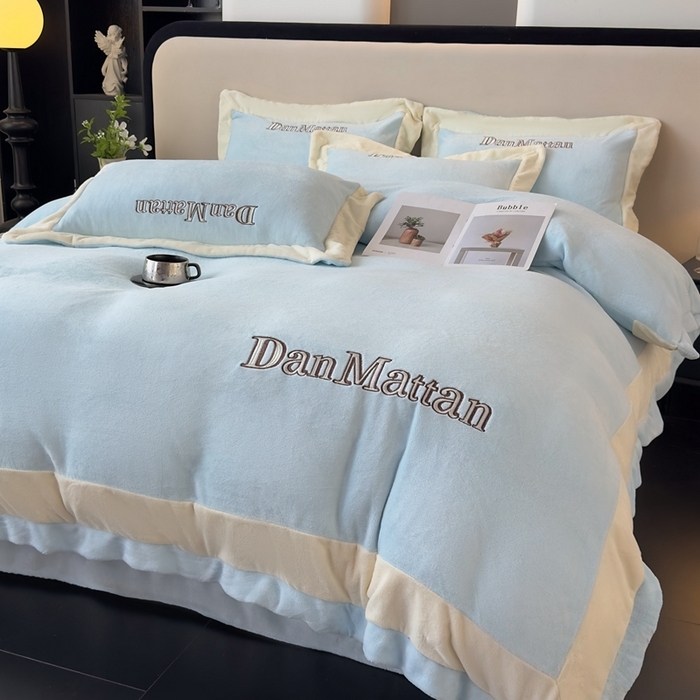 91家纺网 家纺一手货源 找家纺 苏木年华 2025新款230克高克重牛奶绒绣花四件套系列-曼德拉 曼德拉-浅蓝