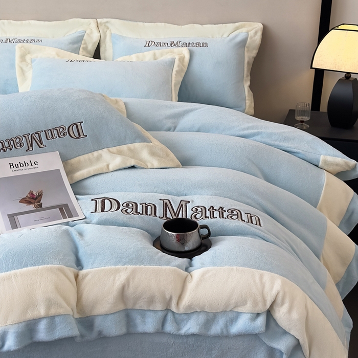 91家纺网 家纺一手货源 找家纺 苏木年华 2025新款230克高克重牛奶绒绣花四件套系列-曼德拉 曼德拉-浅蓝