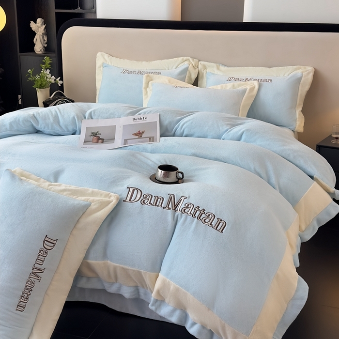 91家纺网 家纺一手货源 找家纺 苏木年华 2025新款230克高克重牛奶绒绣花四件套系列-曼德拉 曼德拉-浅蓝