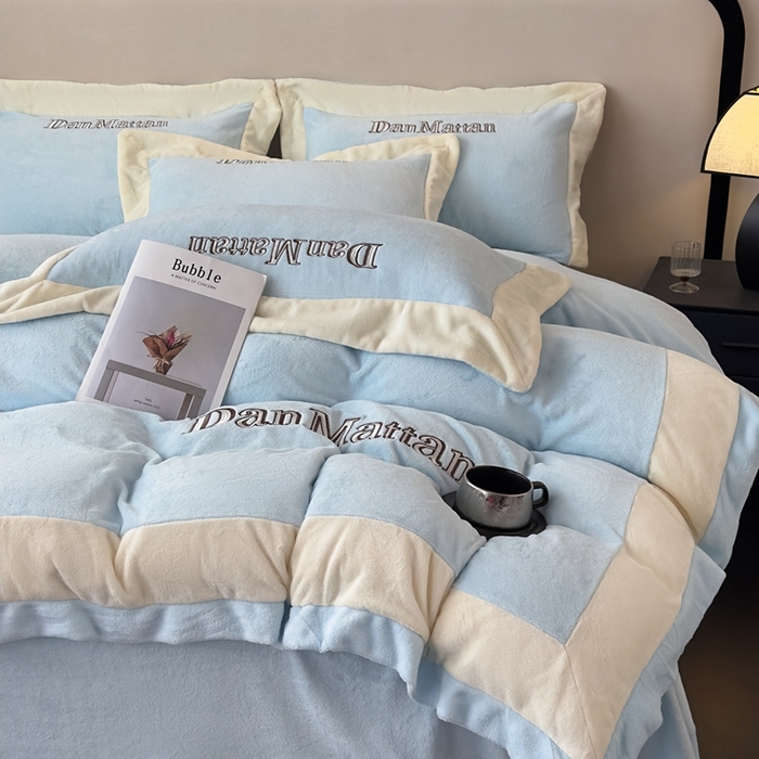 91家纺网 家纺一手货源 找家纺 苏木年华 2025新款230克高克重牛奶绒绣花四件套系列-曼德拉 曼德拉-浅蓝