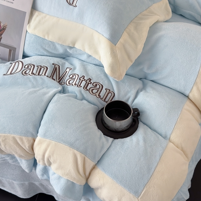 91家纺网 家纺一手货源 找家纺 苏木年华 2025新款230克高克重牛奶绒绣花四件套系列-曼德拉 曼德拉-浅蓝