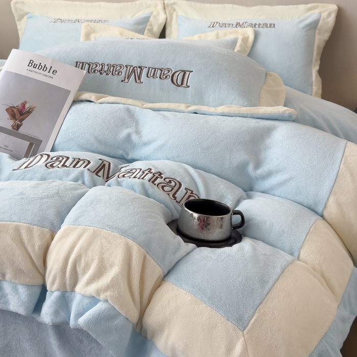 91家纺网 家纺一手货源 找家纺 苏木年华 2025新款230克高克重牛奶绒绣花四件套系列-曼德拉 曼德拉-浅蓝