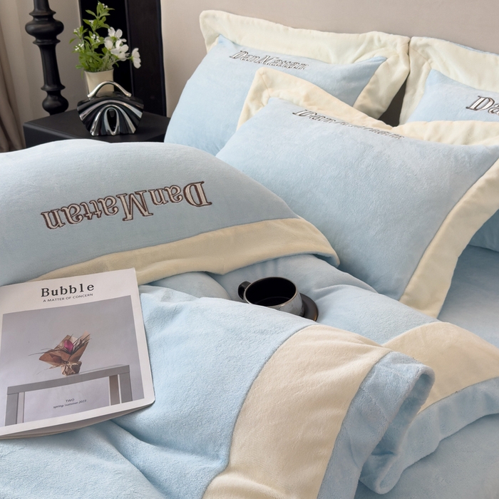 91家纺网 家纺一手货源 找家纺 苏木年华 2025新款230克高克重牛奶绒绣花四件套系列-曼德拉 曼德拉-浅蓝