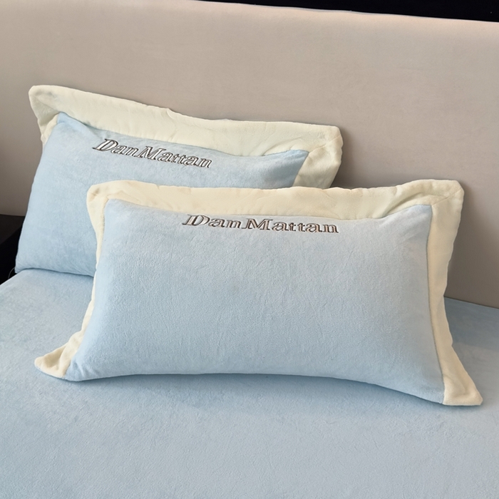 91家纺网 家纺一手货源 找家纺 苏木年华 2025新款230克高克重牛奶绒绣花四件套系列-曼德拉 曼德拉-浅蓝