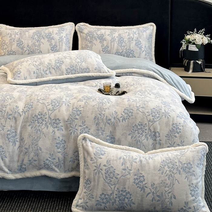 91家纺网 家纺一手货源 找家纺 如一 2025新款立体雕花牛奶绒兔毛包边四件套 花枝-蓝