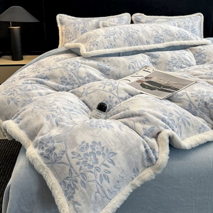 91家纺网 家纺一手货源 找家纺 如一 2025新款立体雕花牛奶绒兔毛包边四件套 花枝-蓝