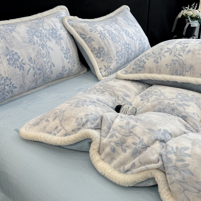 91家纺网 家纺一手货源 找家纺 如一 2025新款立体雕花牛奶绒兔毛包边四件套 花枝-蓝