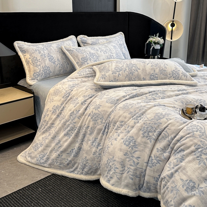 91家纺网 家纺一手货源 找家纺 如一 2025新款立体雕花牛奶绒兔毛包边四件套 花枝-蓝