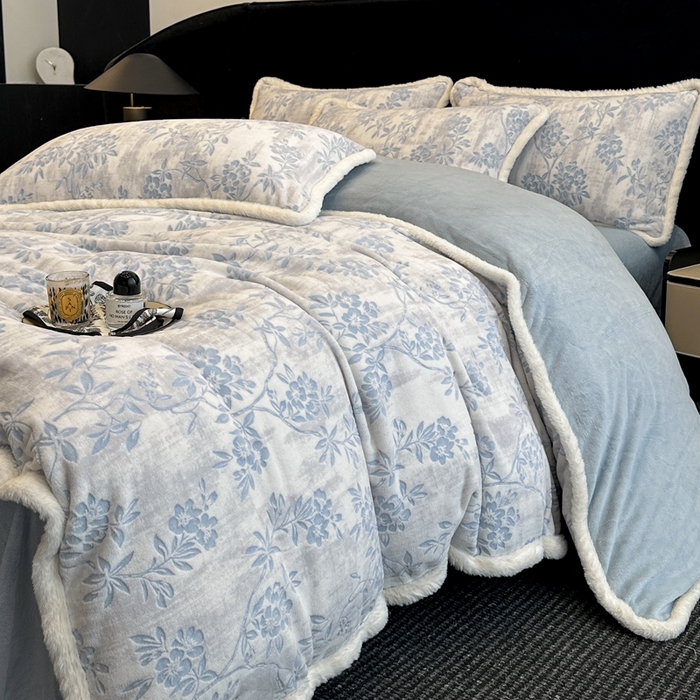 91家纺网 家纺一手货源 找家纺 如一 2025新款立体雕花牛奶绒兔毛包边四件套 花枝-蓝