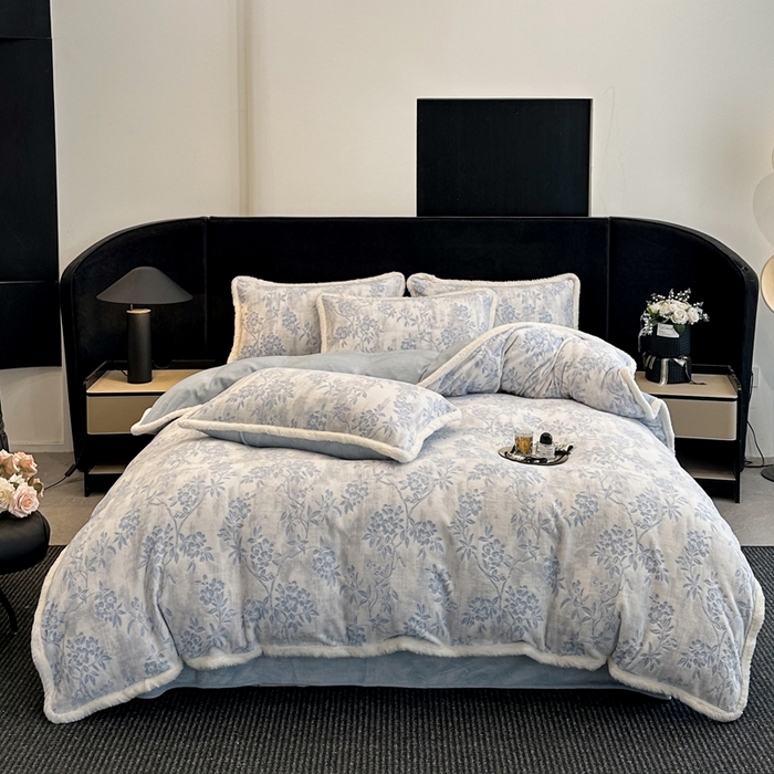 91家纺网 家纺一手货源 找家纺 如一 2025新款立体雕花牛奶绒兔毛包边四件套 花枝-蓝