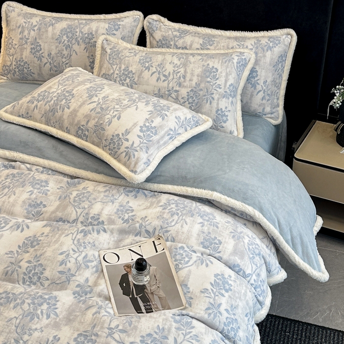91家纺网 家纺一手货源 找家纺 如一 2025新款立体雕花牛奶绒兔毛包边四件套 花枝-蓝
