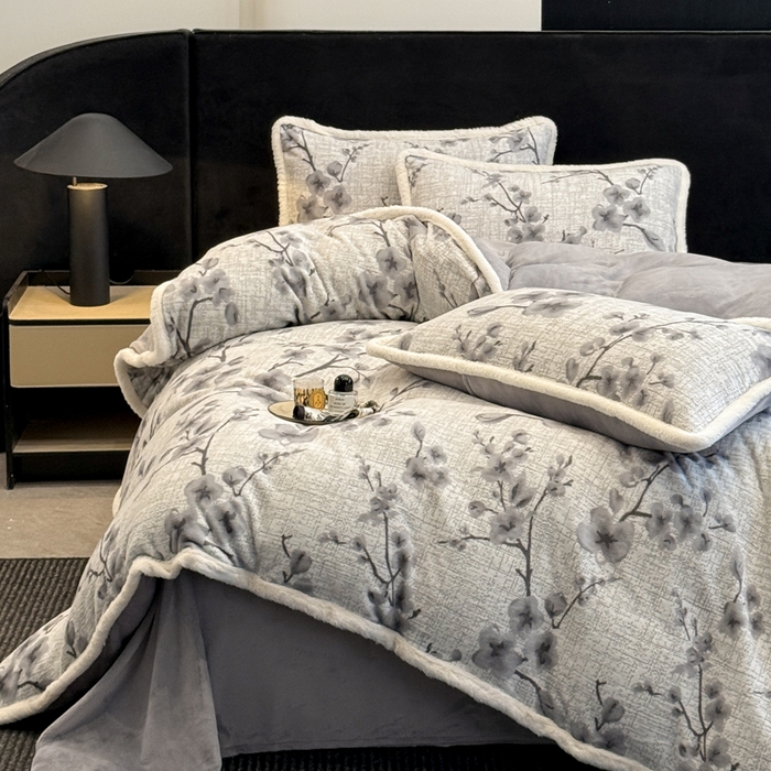 91家纺网 家纺一手货源 找家纺 如一 2025新款立体雕花牛奶绒兔毛包边四件套 陌语-灰