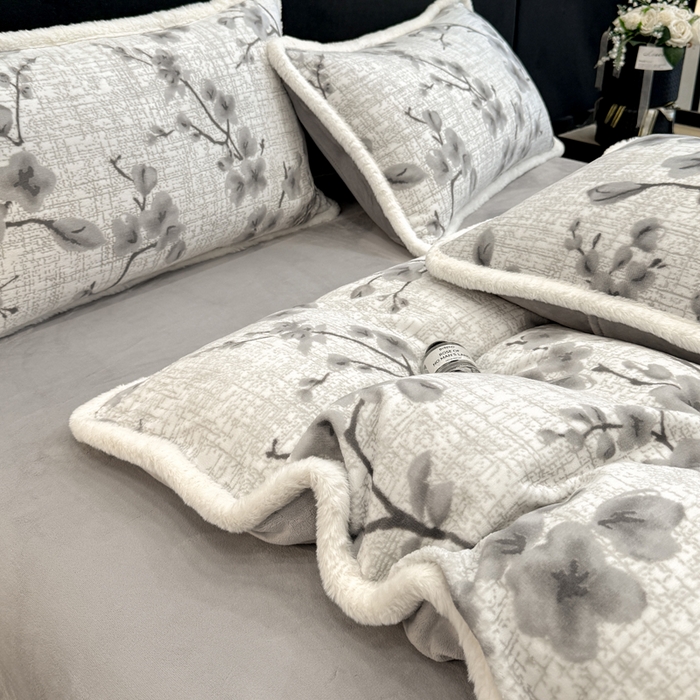 91家纺网 家纺一手货源 找家纺 如一 2025新款立体雕花牛奶绒兔毛包边四件套 陌语-灰