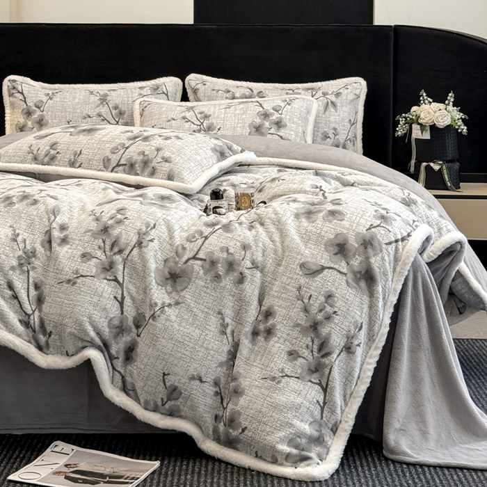 91家纺网 家纺一手货源 找家纺 如一 2025新款立体雕花牛奶绒兔毛包边四件套 陌语-灰