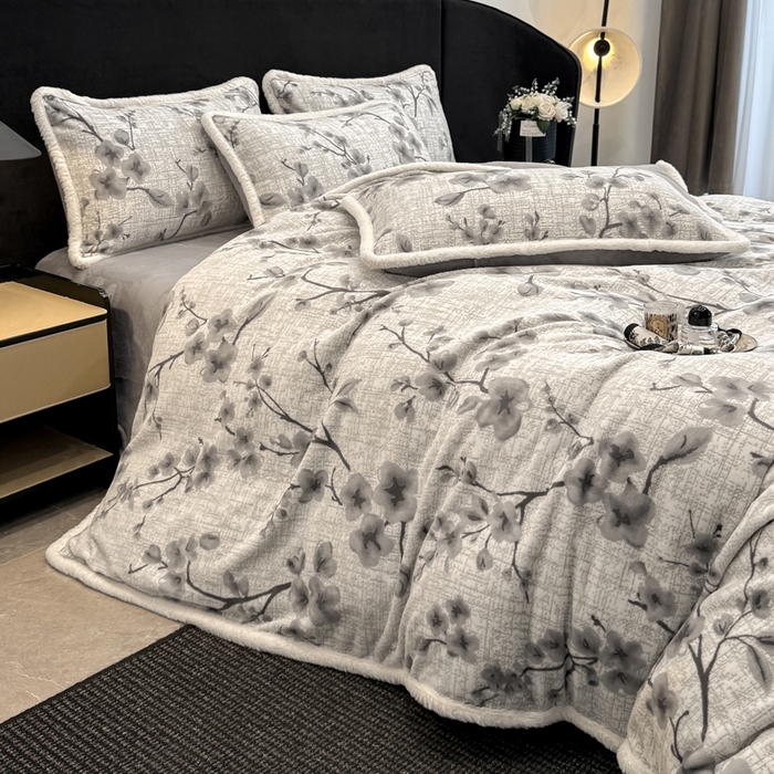 91家纺网 家纺一手货源 找家纺 如一 2025新款立体雕花牛奶绒兔毛包边四件套 陌语-灰