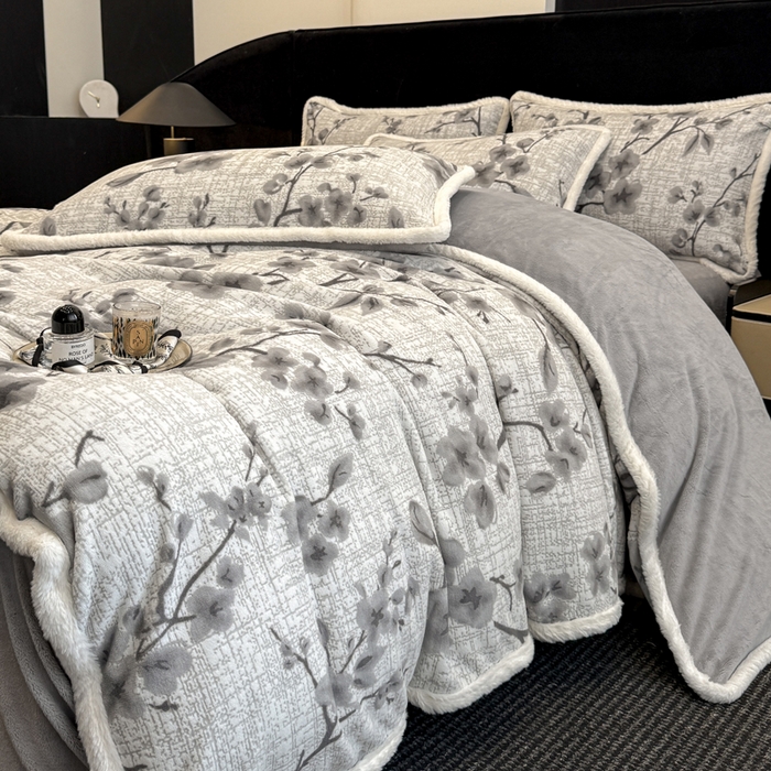 91家纺网 家纺一手货源 找家纺 如一 2025新款立体雕花牛奶绒兔毛包边四件套 陌语-灰