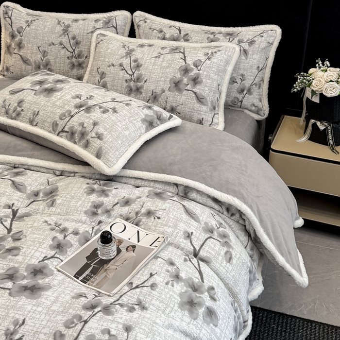 91家纺网 家纺一手货源 找家纺 如一 2025新款立体雕花牛奶绒兔毛包边四件套 陌语-灰