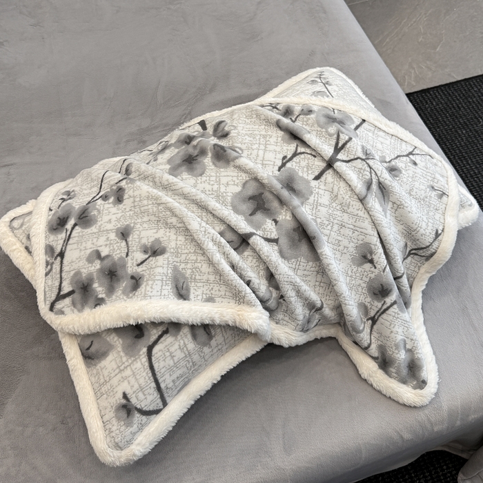 91家纺网 家纺一手货源 找家纺 如一 2025新款立体雕花牛奶绒兔毛包边四件套 陌语-灰