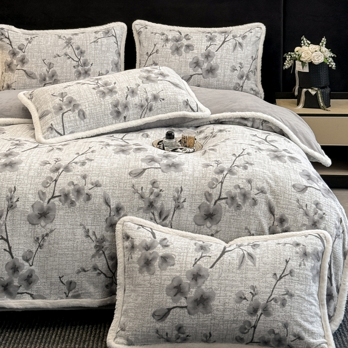 91家纺网 家纺一手货源 找家纺 如一 2025新款立体雕花牛奶绒兔毛包边四件套 陌语-灰