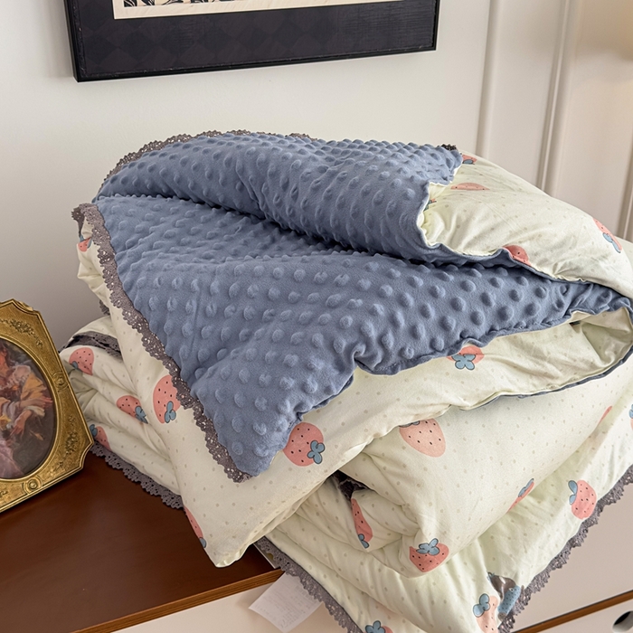 91家纺网 家纺一手货源 找家纺 花满路 2025新款亲肤柔软卡通系列豆豆被子被芯 草莓日记