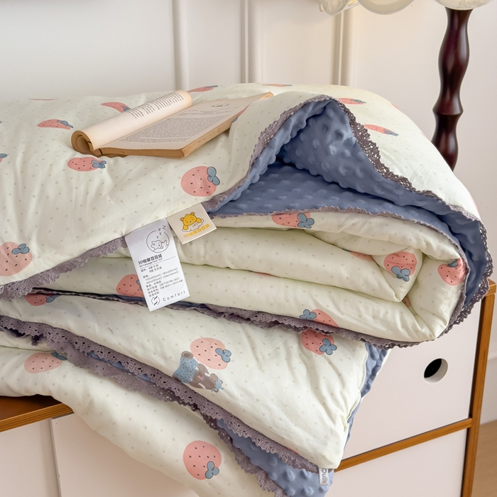91家纺网 家纺一手货源 找家纺 花满路 2025新款亲肤柔软卡通系列豆豆被子被芯 草莓日记