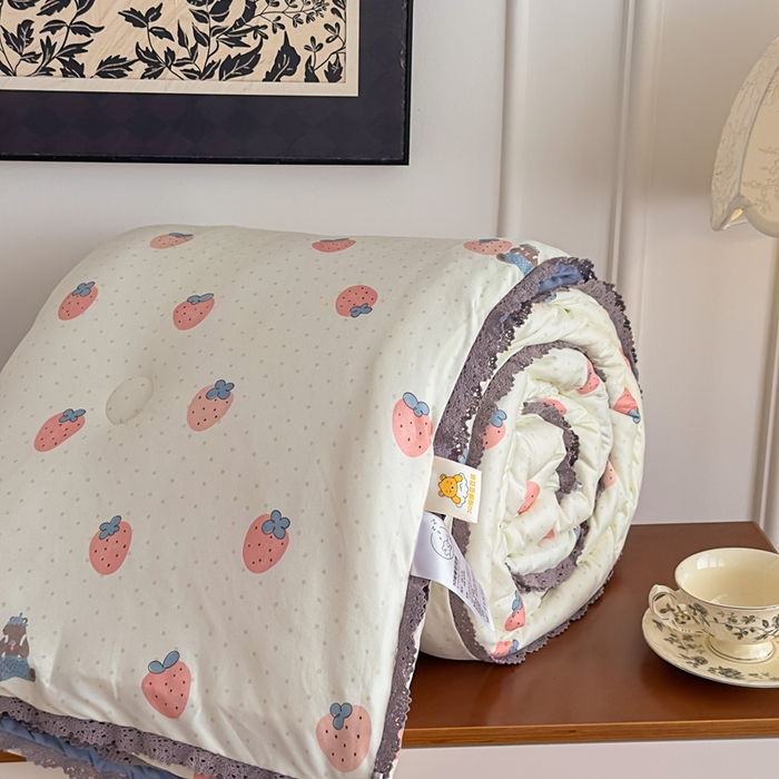 91家纺网 家纺一手货源 找家纺 花满路 2025新款亲肤柔软卡通系列豆豆被子被芯 草莓日记