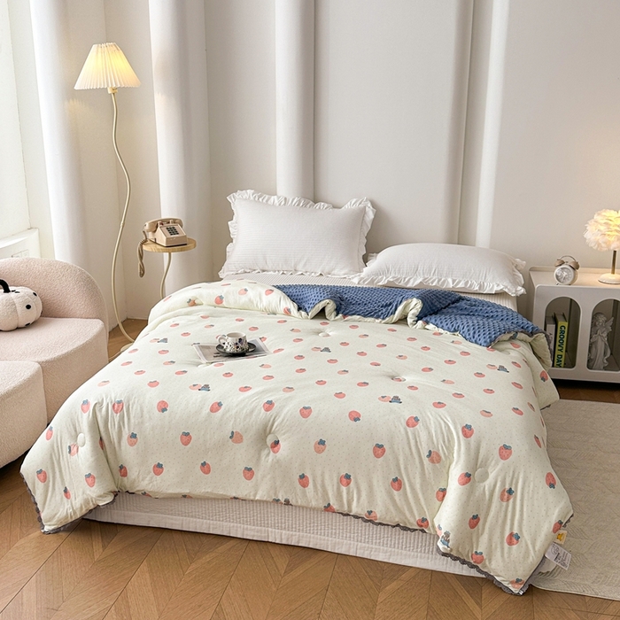 91家纺网 家纺一手货源 找家纺 花满路 2025新款亲肤柔软卡通系列豆豆被子被芯 草莓日记