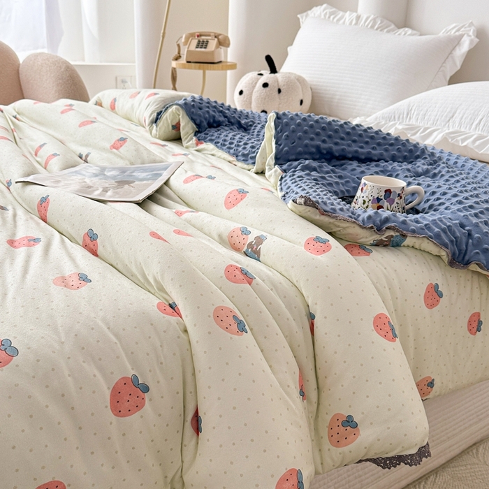 91家纺网 家纺一手货源 找家纺 花满路 2025新款亲肤柔软卡通系列豆豆被子被芯 草莓日记