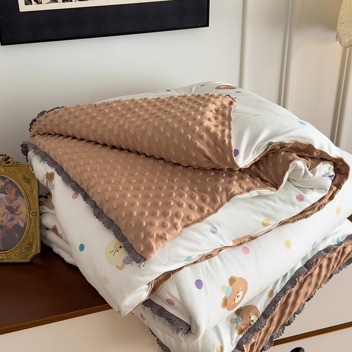 91家纺网 家纺一手货源 找家纺 花满路 2025新款亲肤柔软卡通系列豆豆被子被芯 可爱熊