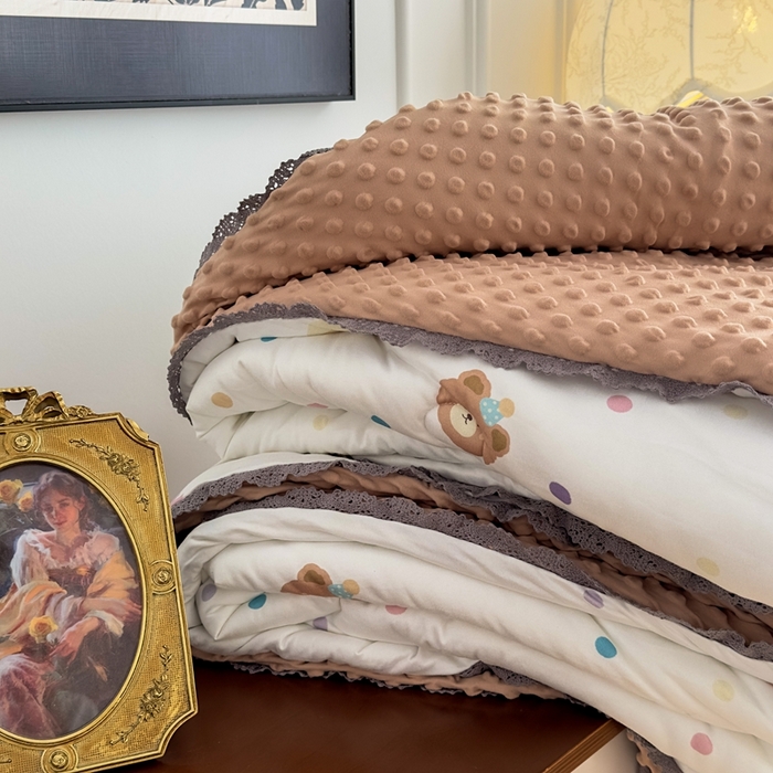 91家纺网 家纺一手货源 找家纺 花满路 2025新款亲肤柔软卡通系列豆豆被子被芯 可爱熊