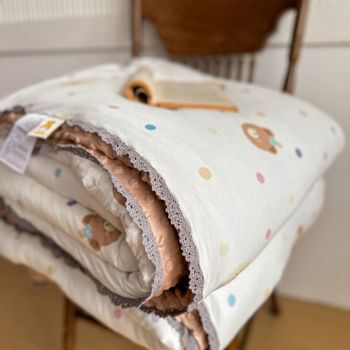 91家纺网 家纺一手货源 找家纺 花满路 2025新款亲肤柔软卡通系列豆豆被子被芯 可爱熊