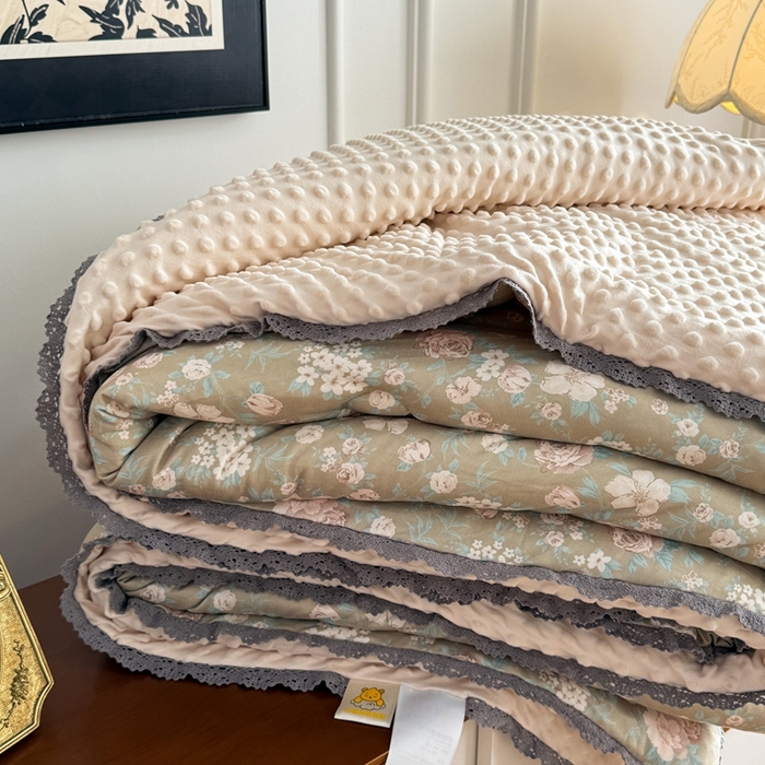 91家纺网 家纺一手货源 找家纺 花满路 2025新款亲肤柔软卡通系列豆豆被子被芯 西野暮色