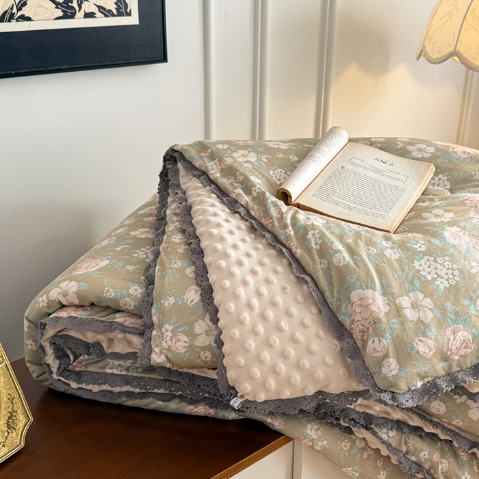 91家纺网 家纺一手货源 找家纺 花满路 2025新款亲肤柔软卡通系列豆豆被子被芯 西野暮色