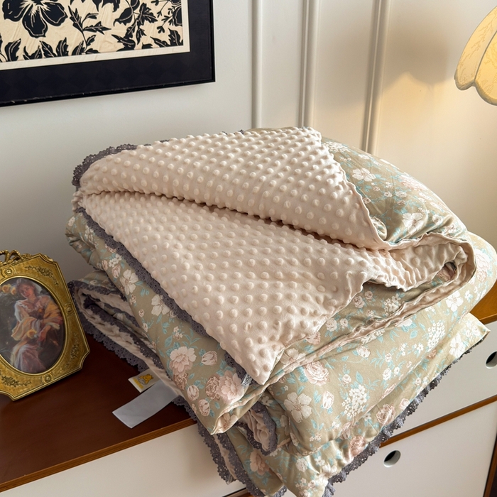 91家纺网 家纺一手货源 找家纺 花满路 2025新款亲肤柔软卡通系列豆豆被子被芯 西野暮色